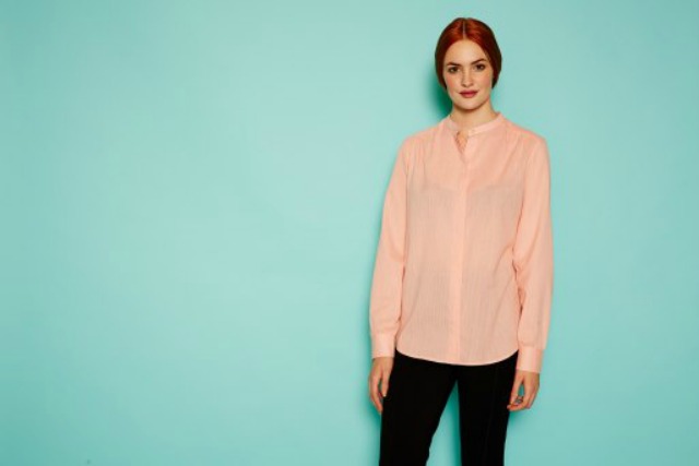 Ručne tkaná košeľa svetlo ružovej farby s jemným prúžkom je vyrobená zo 100% bavlny. Kúpite ju za 43 €.