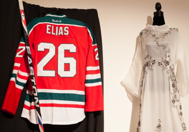 dres s hokejkou a svadobné šaty pre dražbu