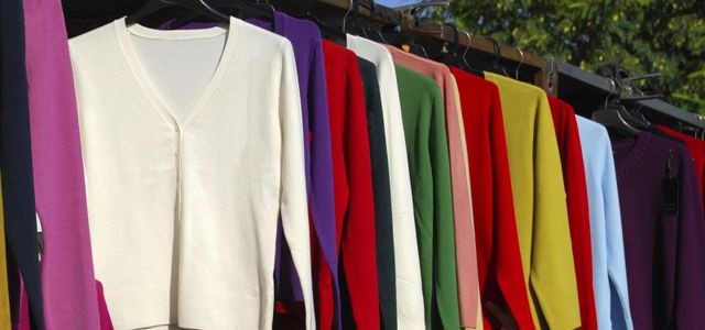 Farebné svetre, svetríky a cardigany dodajú vášmu outfitu šťavu!