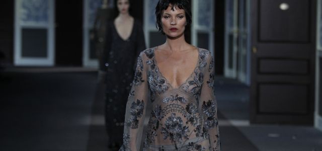 Prehliadka Louis Vuitton jeseň / zima 2013 sa niesla v dekadentnom ale erotickom duchu
