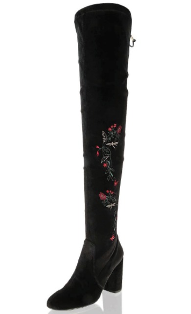 Sexy čižmy nad kolená Kate Gray s očarujúcou kvetinovou výšivkou a ozdobnou potlačou zaobstaráte za 102 €.
