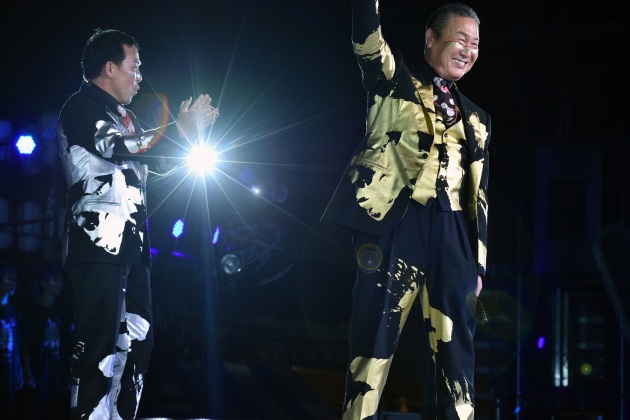 Legendárny Kansai Yamamoto zdraví svojich fanúšikov po prehliadke v Tokiu