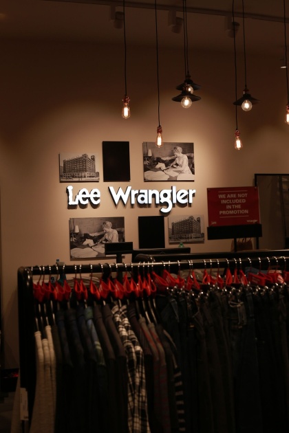nové rúcho má aj obchod Lee & Wrangler