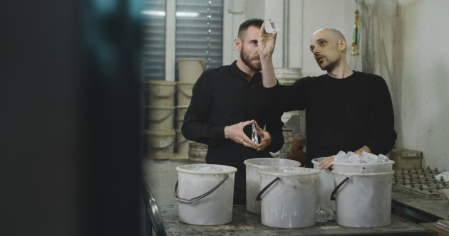 Daniel Pošta a Zdeněk Vacek si prezerajú surovinu, z ktorej sa následne brúsia šperkové kamene.